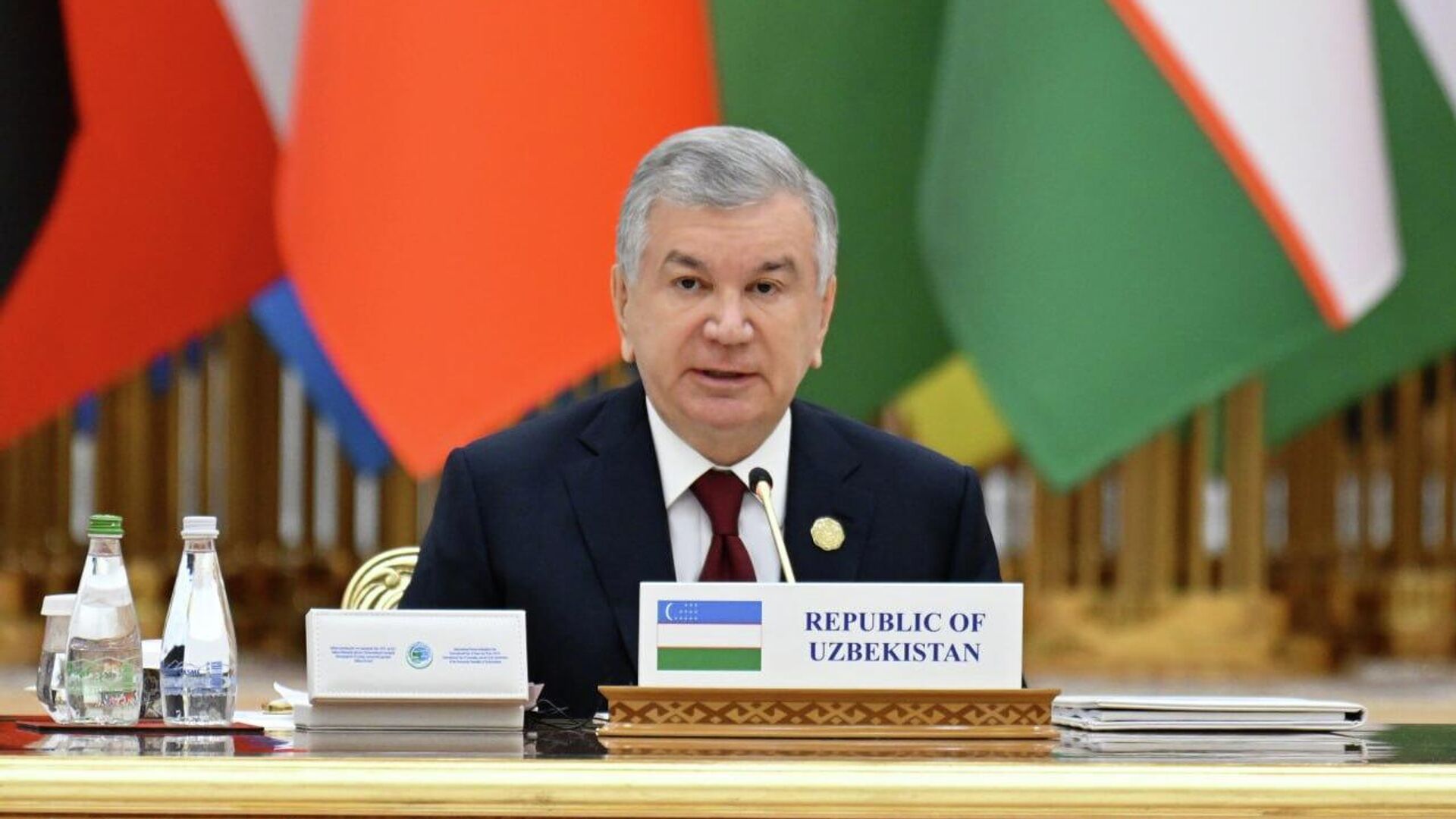 Президент Узбекистана Шавкат Мирзиёев на Международном форуме мира и доверия в Ашхабаде. - Sputnik Узбекистан, 1920, 12.12.2025