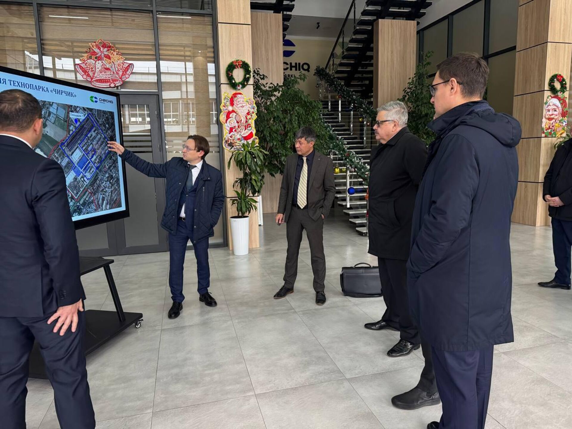 Посол России в Узбекистане Алексей Ерхов посетил технопарк Чирчик. - Sputnik Узбекистан, 1920, 13.12.2025