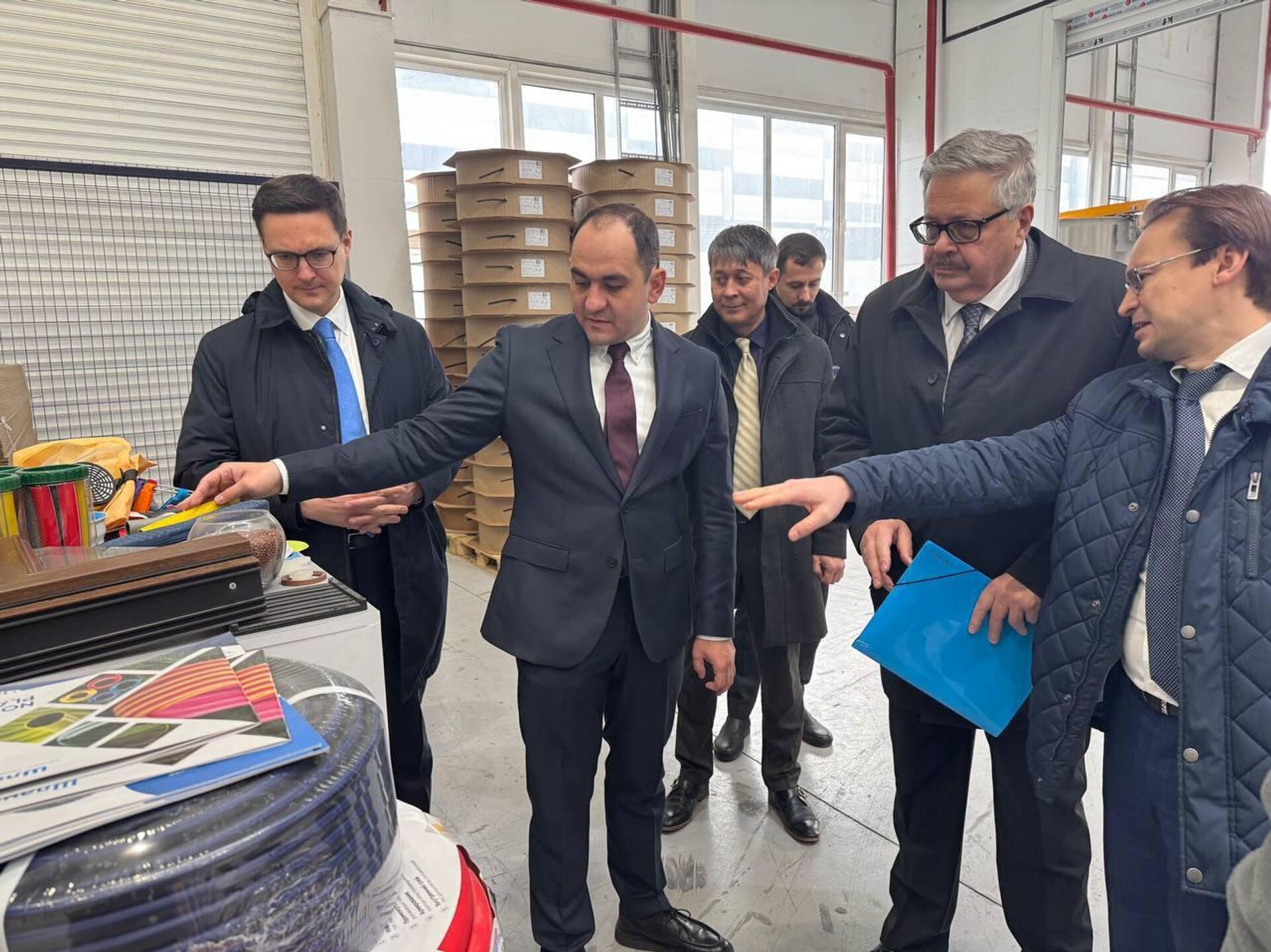 Посол России в Узбекистане Алексей Ерхов посетил технопарк Чирчик. - Sputnik Узбекистан, 1920, 13.12.2025