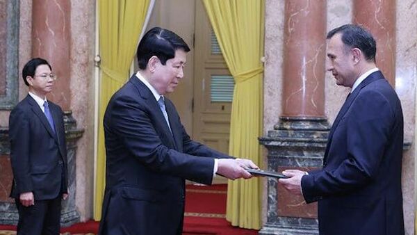 Новый посол Узбекистана вручил в Ханое верительные грамоты Президенту Вьетнама
 - Sputnik Узбекистан