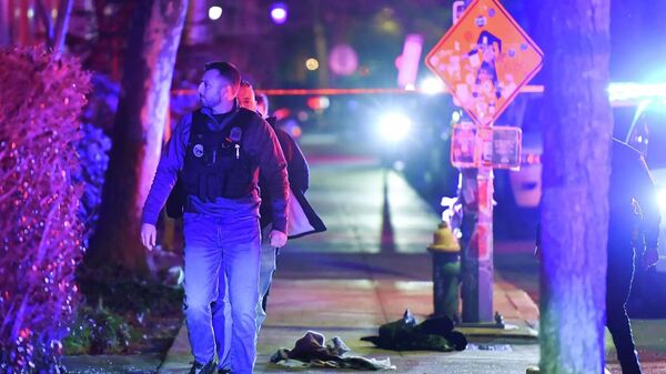 Ekstrennie slujbi na meste strelbi v Braunovskom universitete v Providense, shtat Rod-Aylend. Arxivnoe foto - Sputnik O‘zbekiston