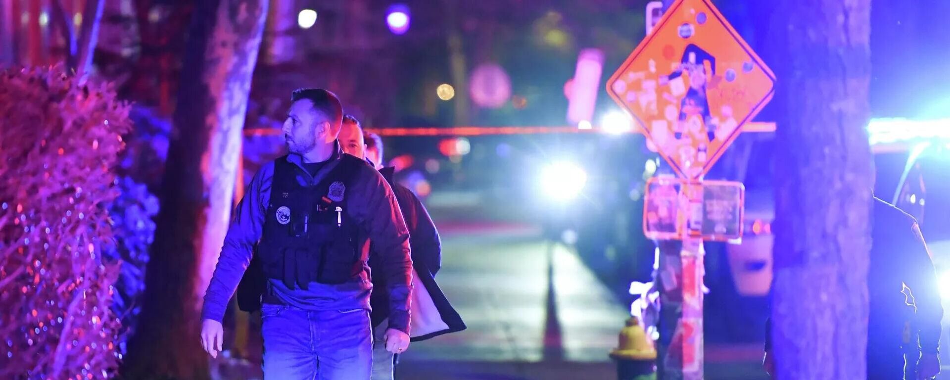 Ekstrennie slujbi na meste strelbi v Braunovskom universitete v Providense, shtat Rod-Aylend. Arxivnoe foto - Sputnik O‘zbekiston, 1920, 15.12.2025