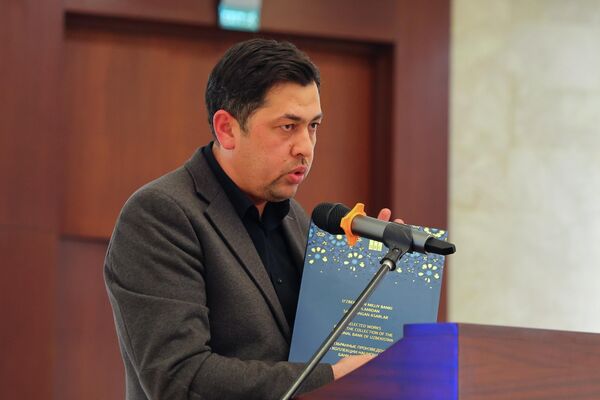 Главный куратор галереи Нуриддин Расулов - Sputnik Узбекистан