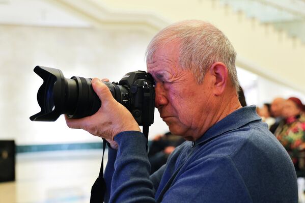 Фотокорреспондент УзА Алимурод Мамадаминов за работой - Sputnik Узбекистан