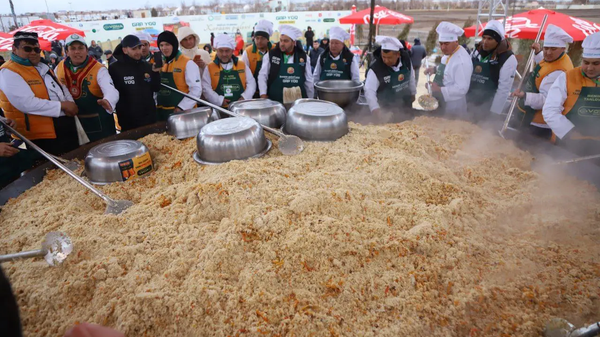В Хиве приготовили 9 тонн плова - Sputnik Ўзбекистон