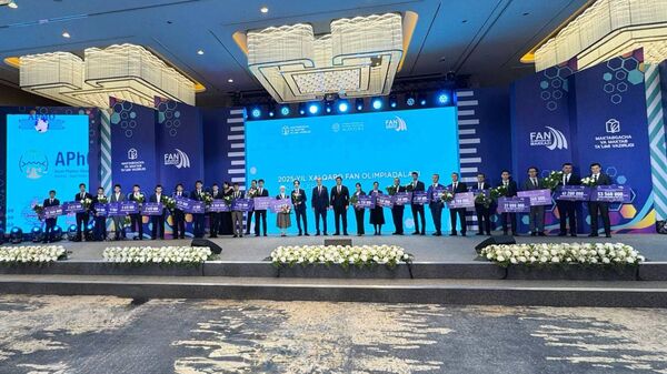 Nagrajdenie uchashixsya i ix uchiteley, pobedivshix na prestijnix olimpiadax - Sputnik O‘zbekiston