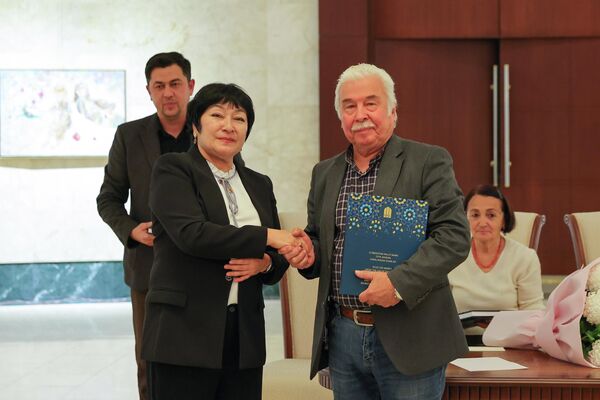 O‘zbekiston Xalq rassomi Javlon Umarbekov va O‘zbekiston Tasviriy san’at galereyasi direktori  Kamola Akilova - Sputnik O‘zbekiston