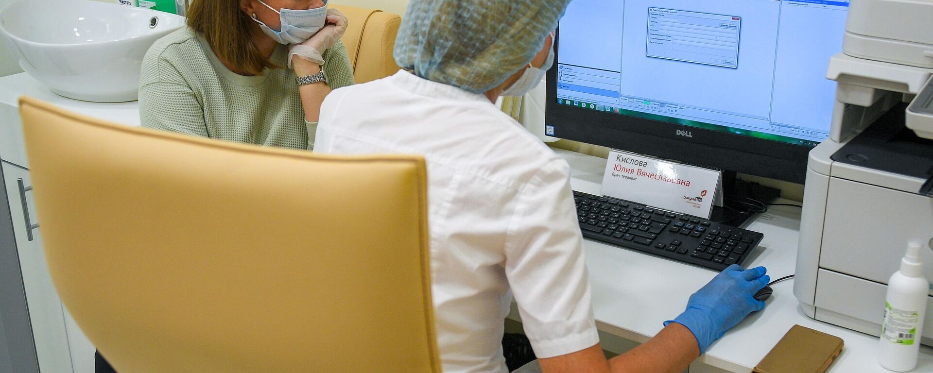 Девушка на приеме у врача в кабинете - Sputnik Ўзбекистон, 1920, 16.12.2025