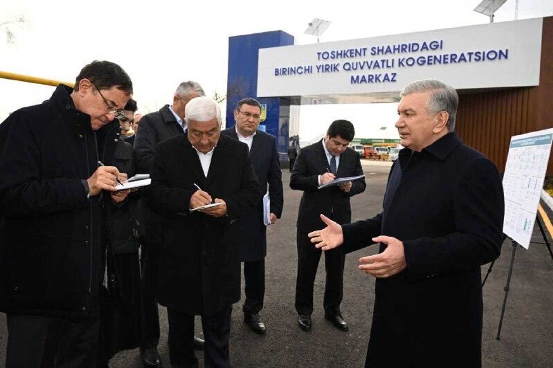 Президенту Узбекистана доложили о подготовке Ташкента к зиме - Sputnik Узбекистан, 1920, 16.12.2025