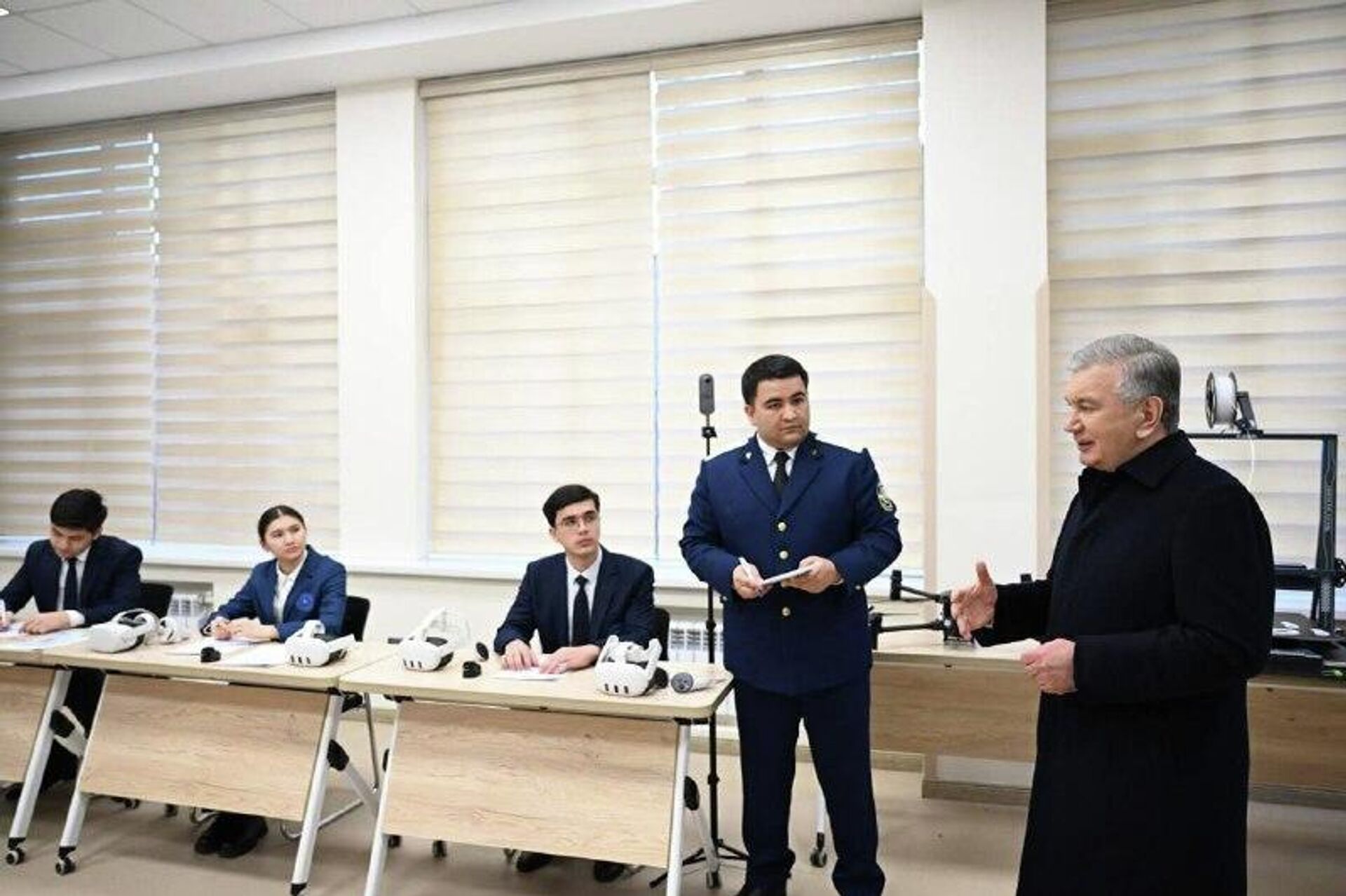 Шавкат Мирзиёев ознакомился с новым зданием и деятельностью Правоохранительной академии РУз - Sputnik Узбекистан, 1920, 16.12.2025