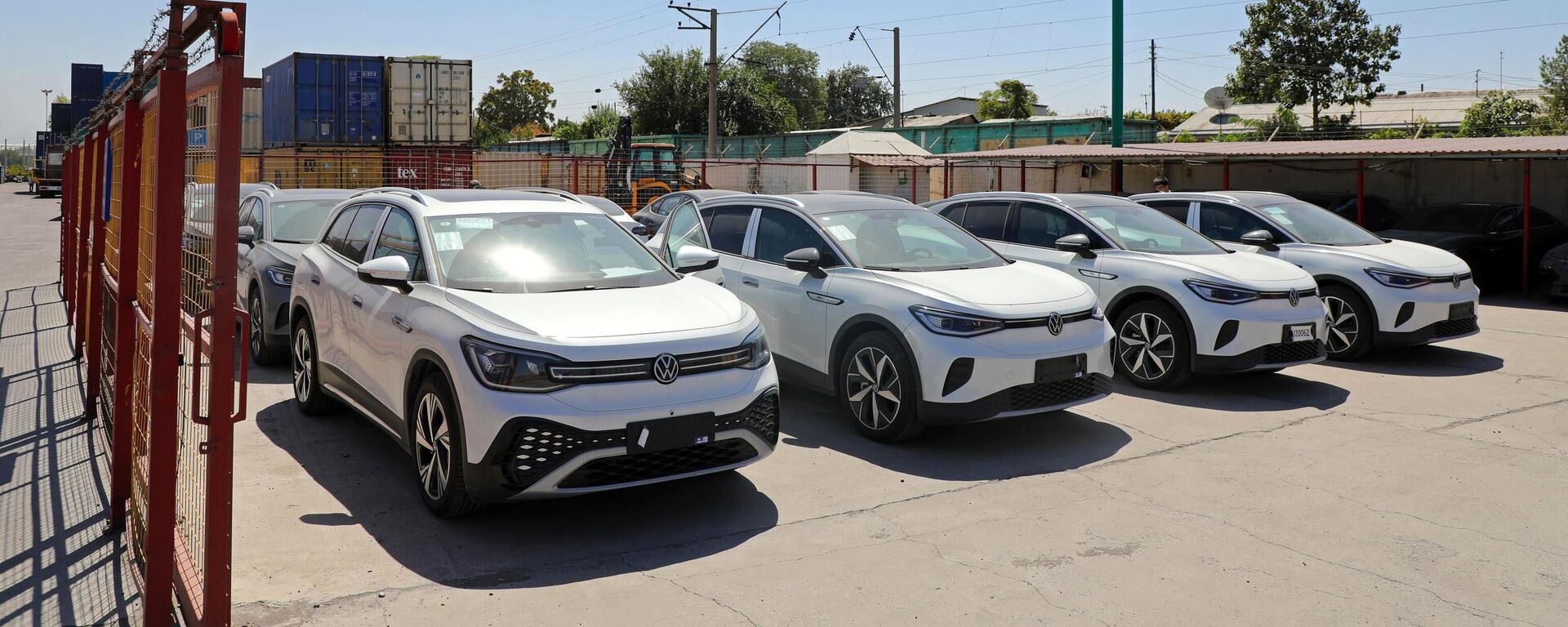 Электромобили на ЖД станции - Sputnik Ўзбекистон, 1920, 26.12.2025