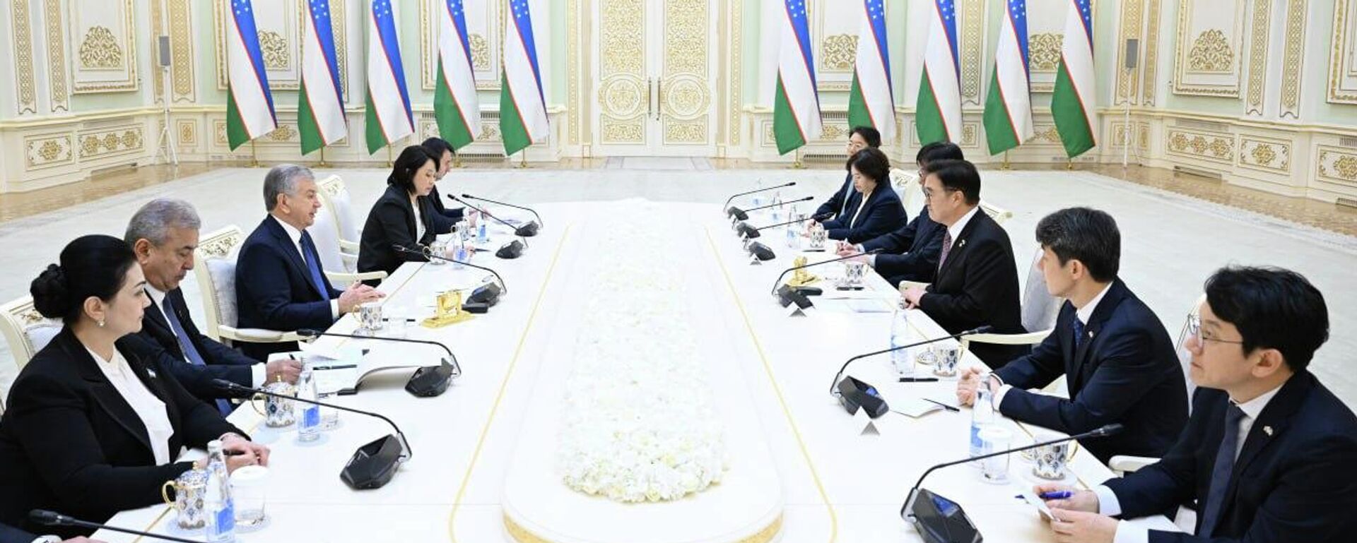 Шавкат Мирзиёев принял делегацию Национальной Ассамблеи Республики Корея - Sputnik Ўзбекистон, 1920, 17.12.2025