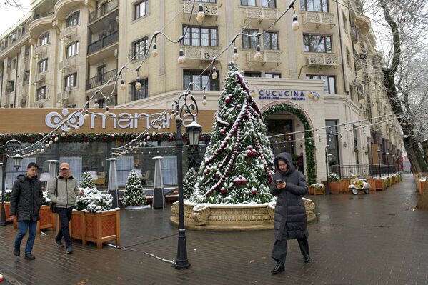 Праздничная улица украшенная елкой и гирляндами Праздничная улица украшенная елкой и гирляндами - Sputnik Узбекистан