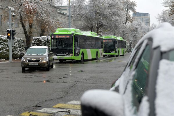 Зимний городской трафик Зимний городской трафик - Sputnik Узбекистан