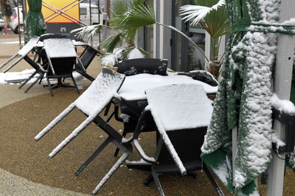 Столы и стулья покрыты плотным слоем свежего снега Столы и стулья покрыты плотным слоем свежего снега - Sputnik Узбекистан