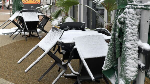 Столы и стулья покрыты плотным слоем свежего снега - Sputnik Узбекистан