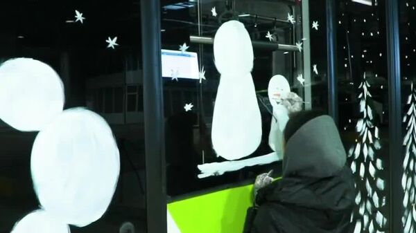 Автобусы в новогоднем оформлении готовятся к выходу на дороги Ташкента, сообщили в Тошшахартрансхизмат - Sputnik Узбекистан