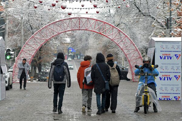 Молодежь под праздничной аркой Молодежь под праздничной аркой - Sputnik Узбекистан