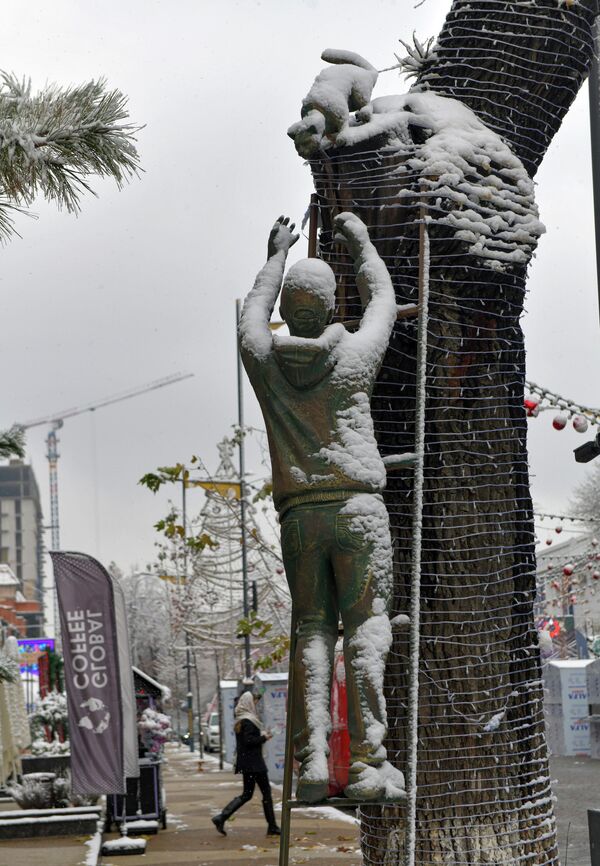 Скульптура "Мальчик, спасающий кошку" Скульптура "Мальчик, спасающий кошку" - Sputnik Узбекистан