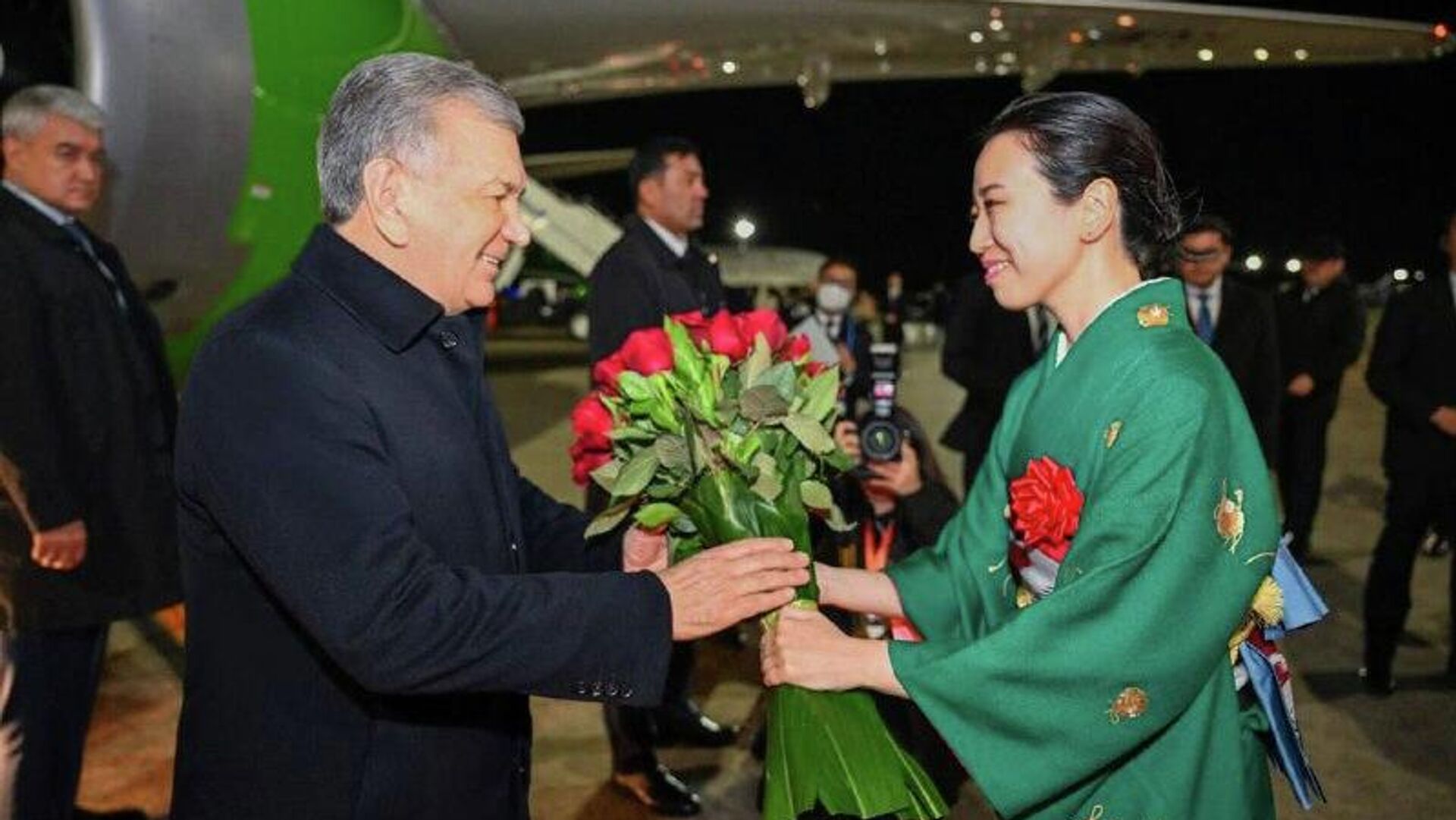 Шавкат Мирзиёев прибыл с официальным визитом в Токио Шавкат Мирзиёев прибыл с официальным визитом в Токио - Sputnik Узбекистан, 1920, 18.12.2025