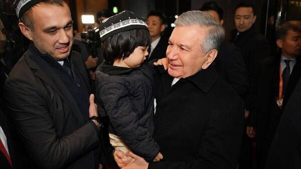 Шавкат Мирзиёев в Токио встретился с узбекистанцами, которые работают и учатся в Японии - Sputnik Узбекистан