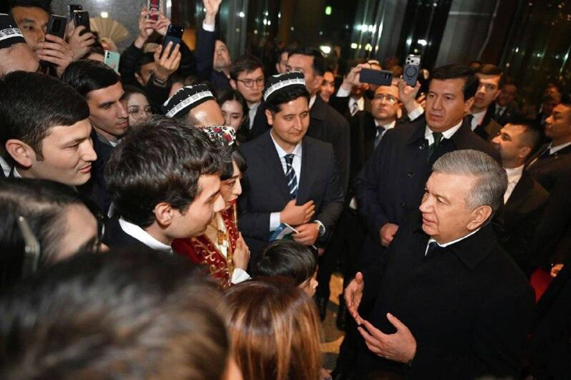 Шавкат Мирзиёев в Токио встретился с узбекистанцами, которые работают и учатся в Японии - Sputnik Узбекистан, 1920, 18.12.2025