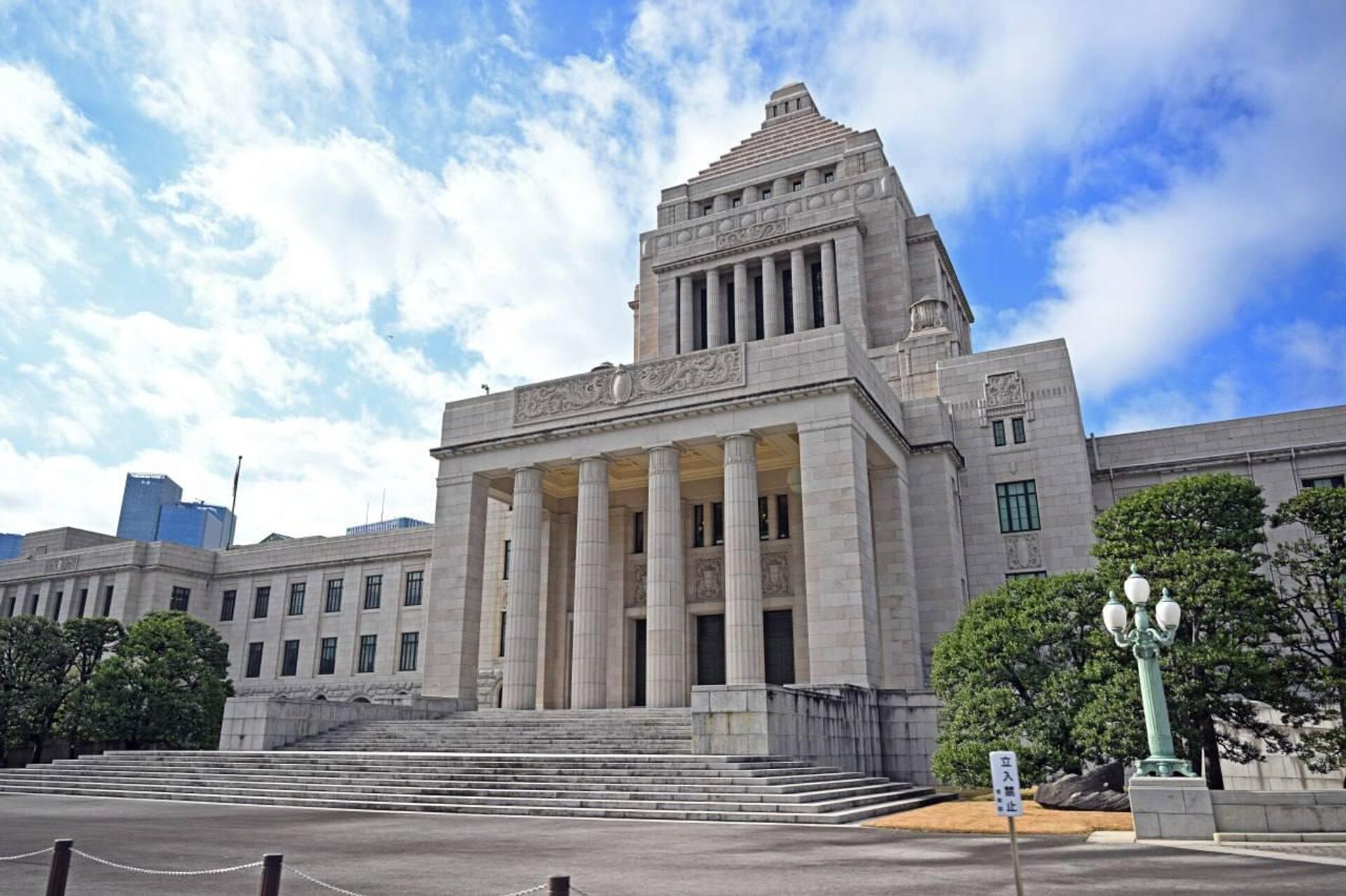 Президент Республики Узбекистан провел встречу с президентом Палаты советников Парламента Японии
 - Sputnik Узбекистан, 1920, 19.12.2025