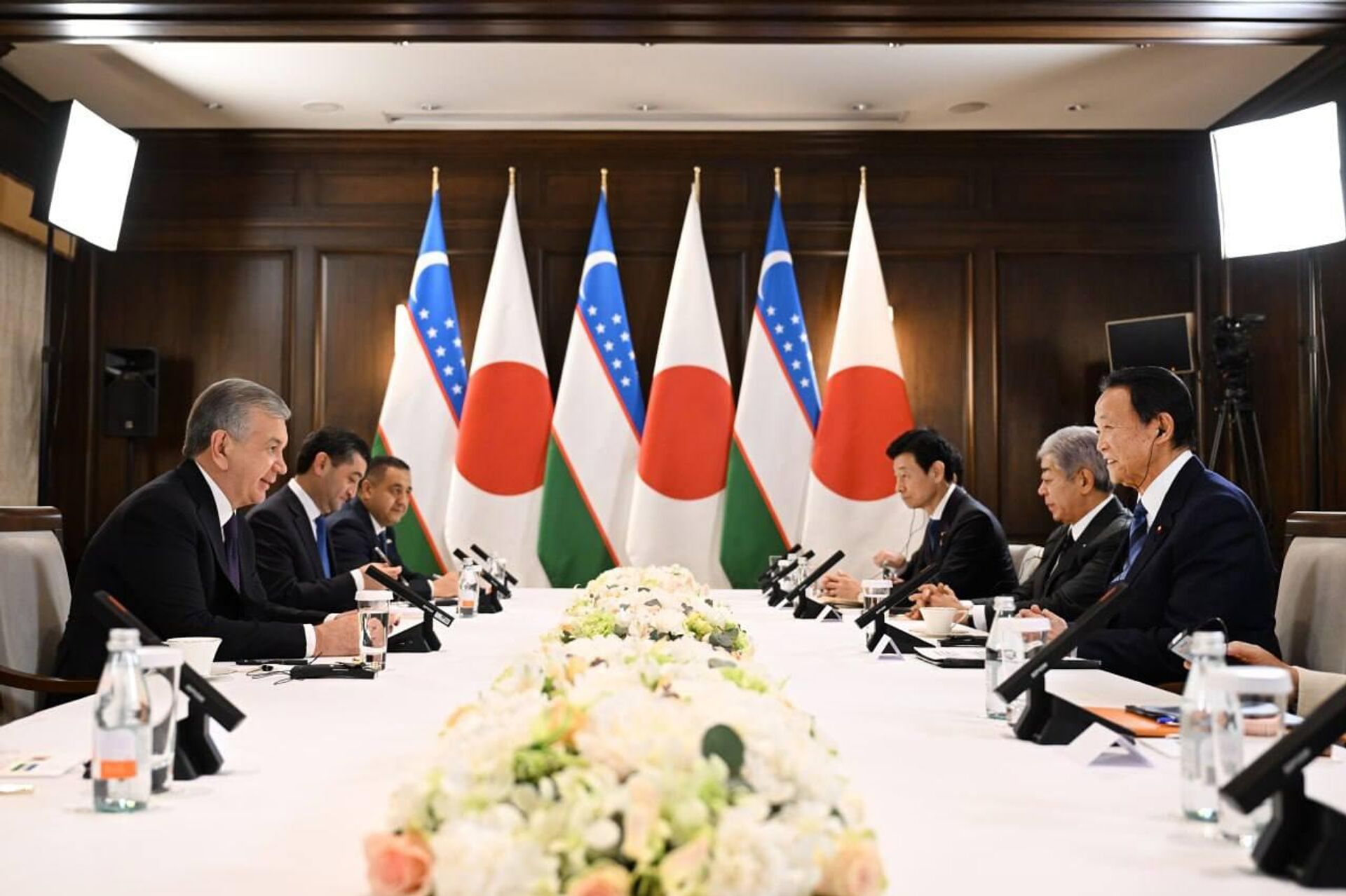Шавкат Мирзиёев провёл встречи с высокопоставленными официальными лицами Японии Шавкат Мирзиёев провёл встречи с высокопоставленными официальными лицами Японии - Sputnik Узбекистан, 1920, 19.12.2025