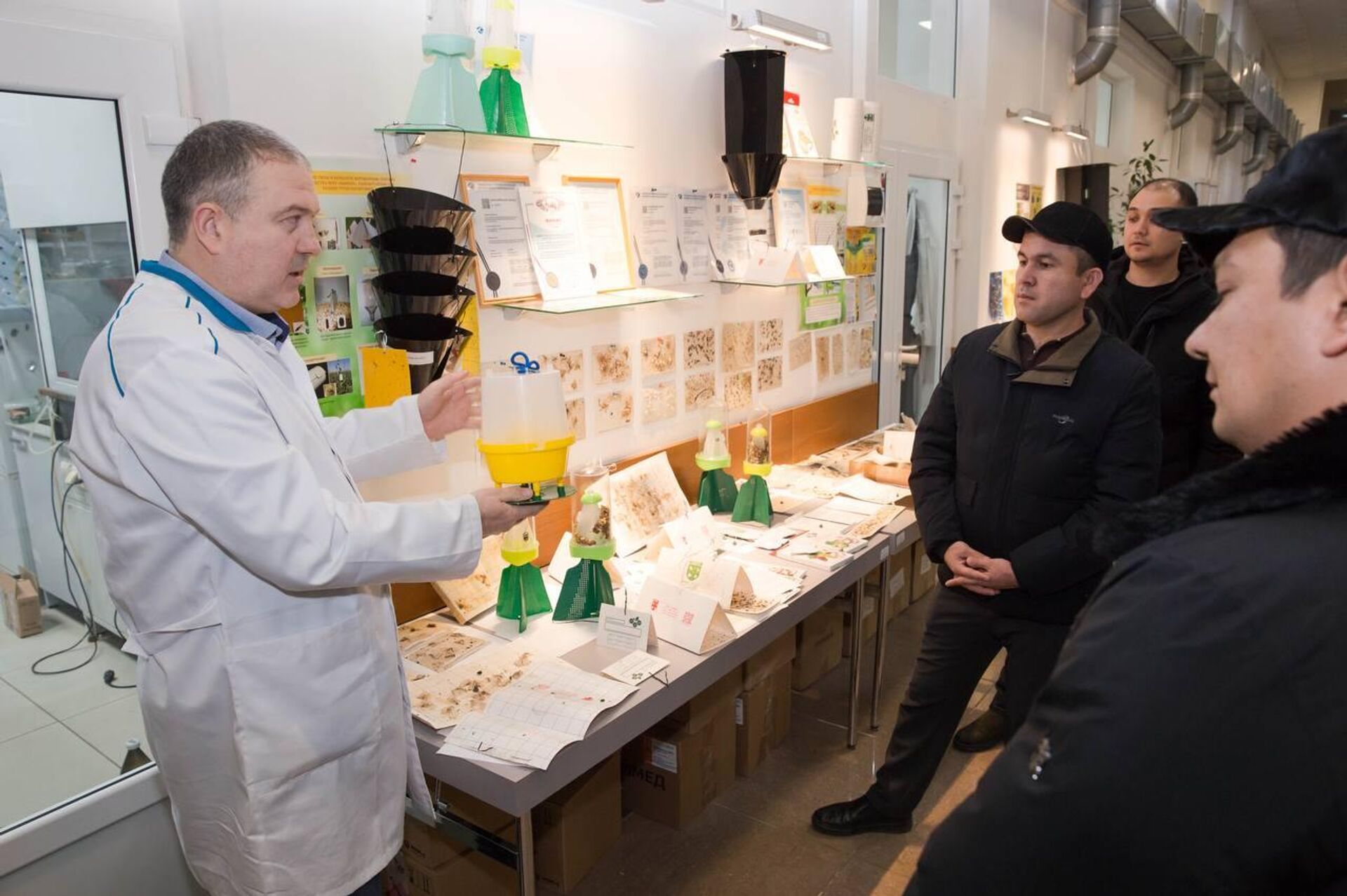 Специалисты агентства по карантину и защите растений Узбекистана посетили испытательную лабораторию филиала Центра оценки качества сельхозпродукции (ЦОК АПК) в Москве - Sputnik Узбекистан, 1920, 19.12.2025