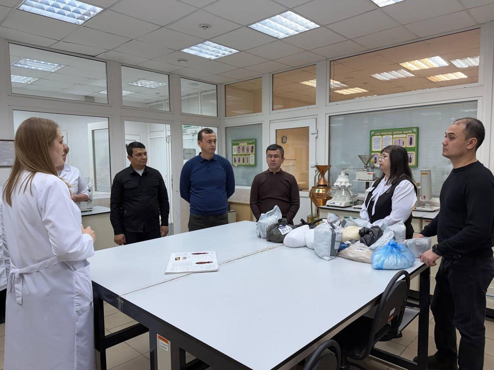 Специалисты агентства по карантину и защите растений Узбекистана посетили испытательную лабораторию филиала Центра оценки качества сельхозпродукции (ЦОК АПК) в Москве - Sputnik Узбекистан, 1920, 19.12.2025