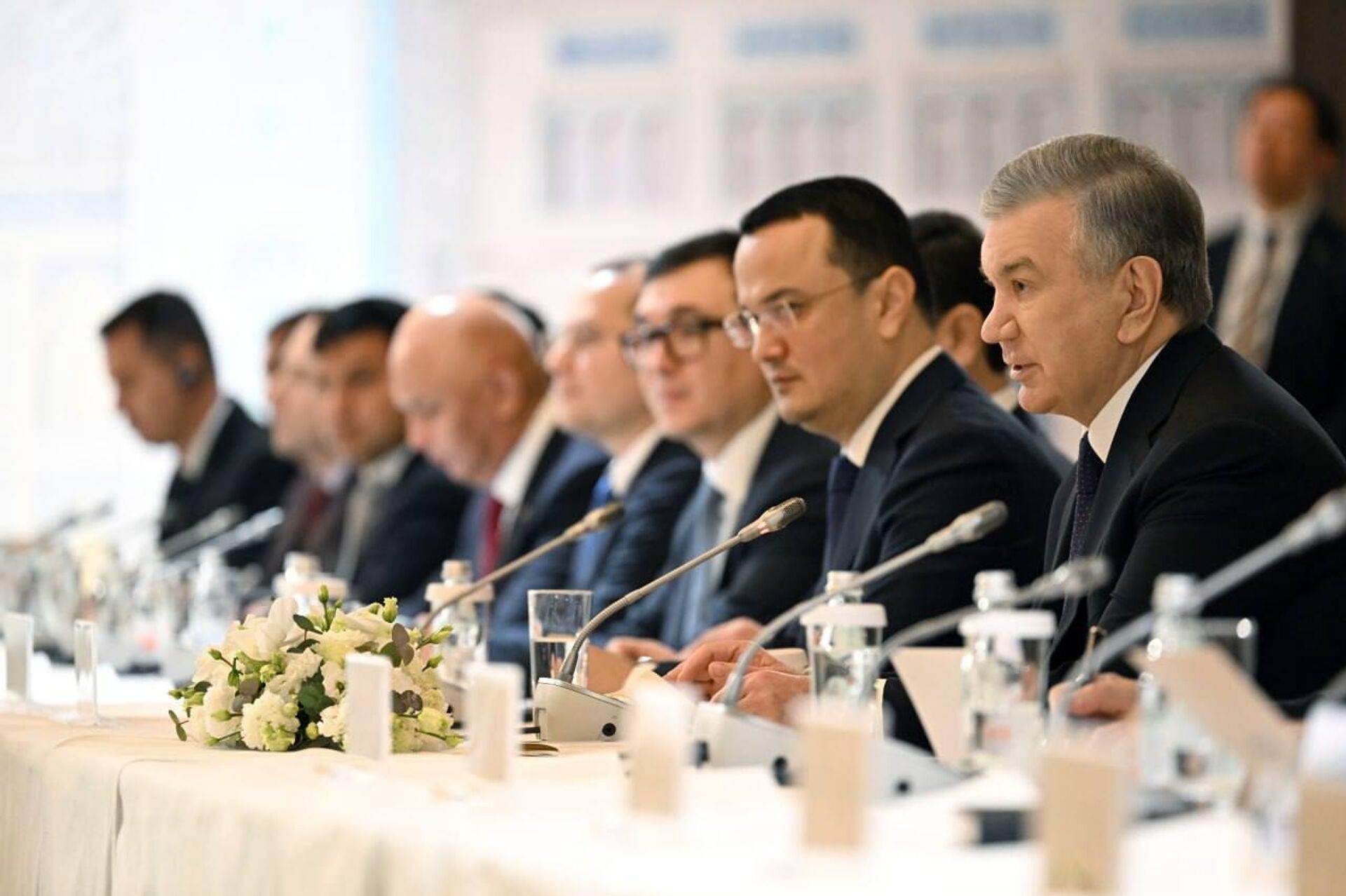 Шавкат Мирзиёев провел встречу с руководителями ведущих компаний, финансовых институтов и бизнес-объединений Японии. - Sputnik Узбекистан, 1920, 19.12.2025