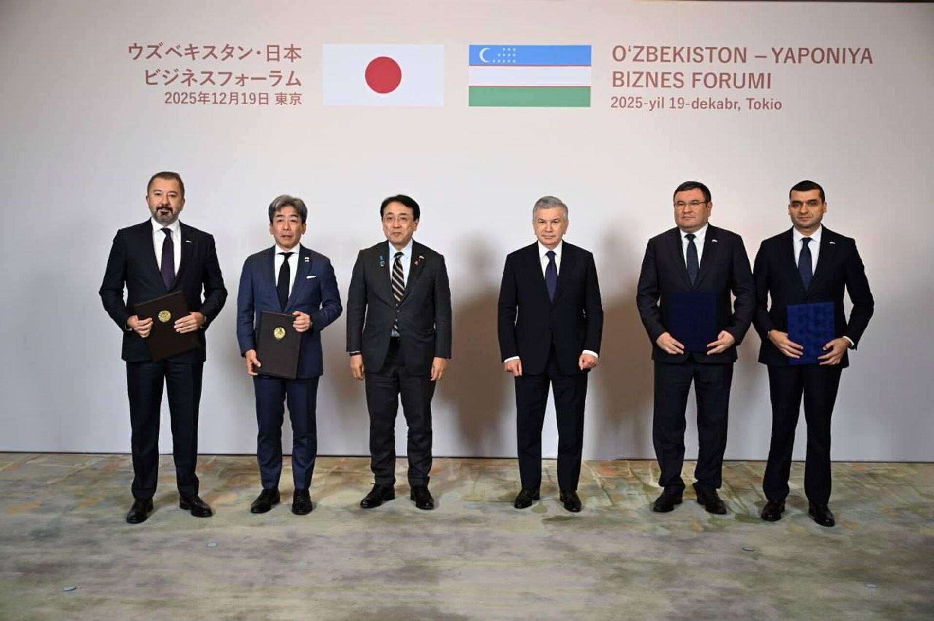 Шавкат Мирзиёев провел встречу с руководителями ведущих компаний, финансовых институтов и бизнес-объединений Японии. - Sputnik Узбекистан, 1920, 19.12.2025