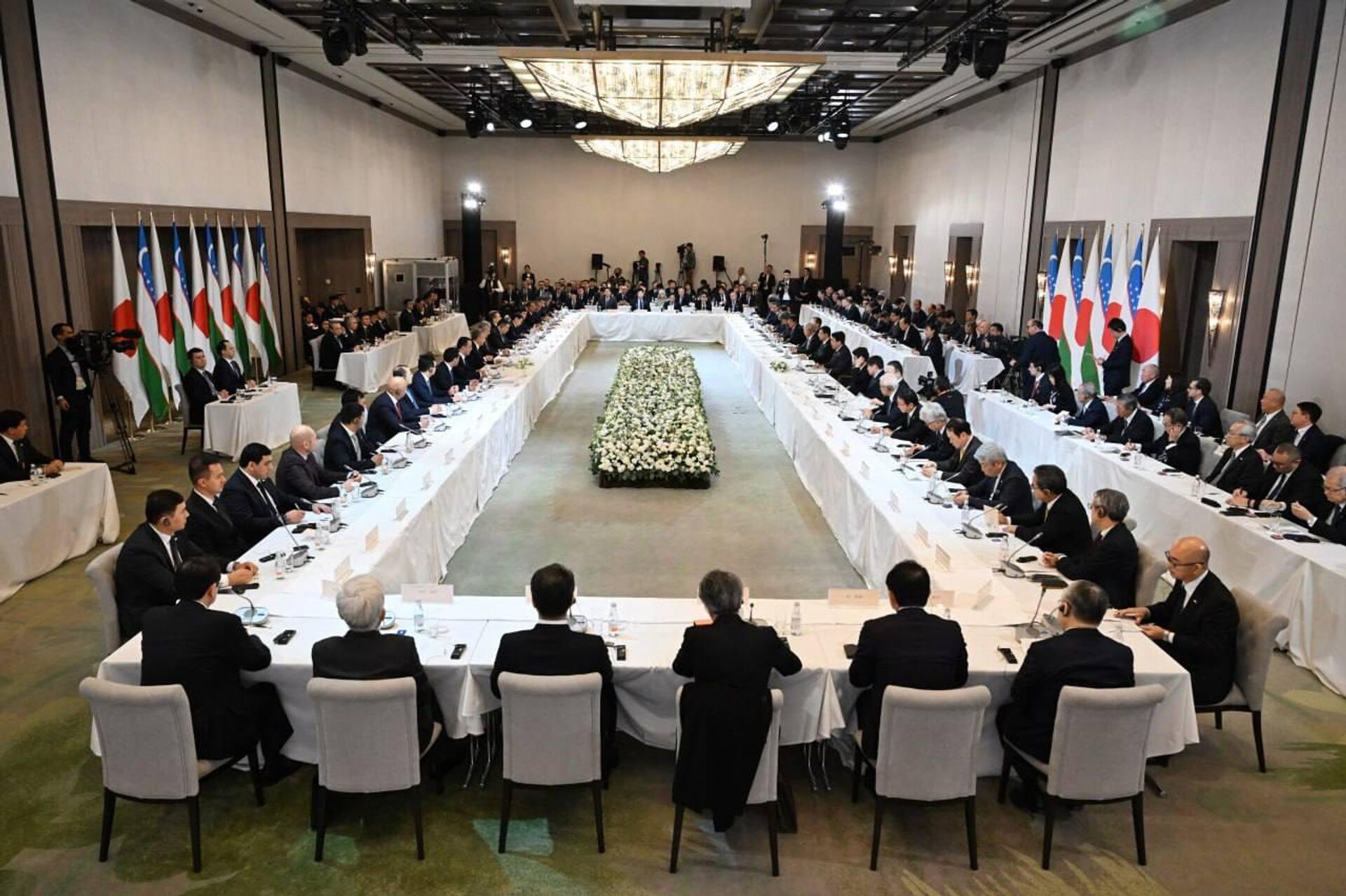 Шавкат Мирзиёев провел встречу с руководителями ведущих компаний, финансовых институтов и бизнес-объединений Японии. - Sputnik Узбекистан, 1920, 19.12.2025