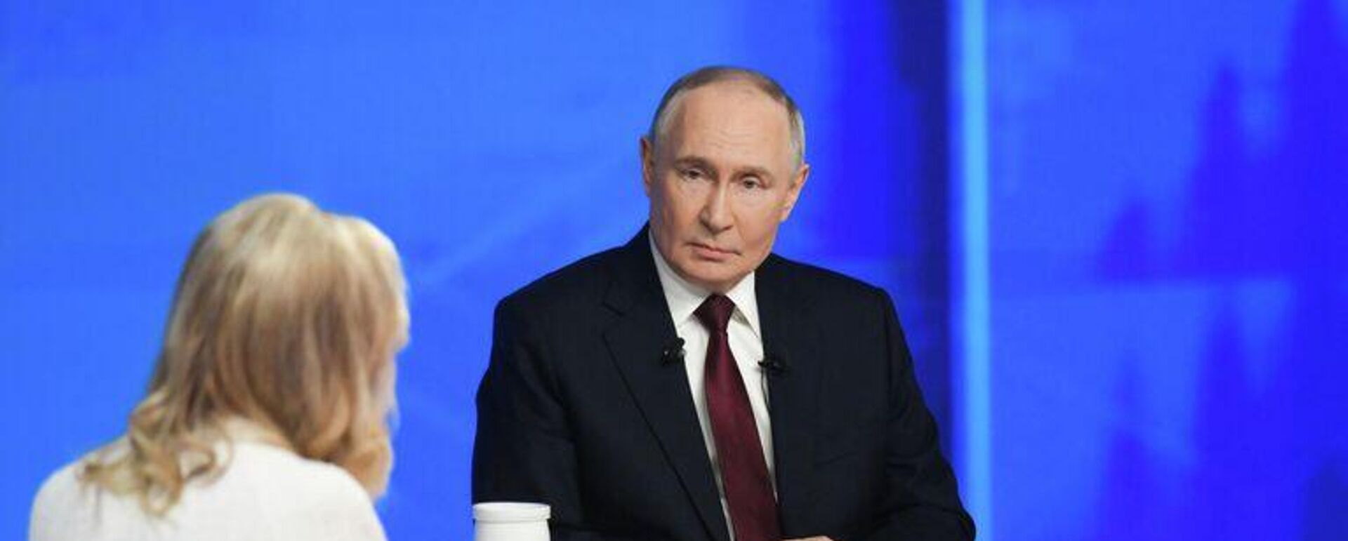 Prezident RF Vladimir Putin otvechayet na voprosi vo vremya spetsialnoy programmi Itogi goda v Moskve - Sputnik O‘zbekiston, 1920, 19.12.2025