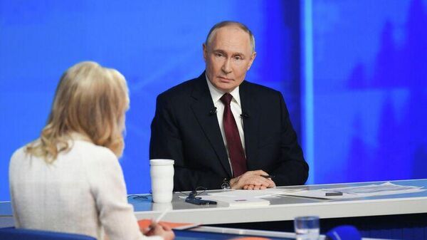 Prezident RF Vladimir Putin otvechayet na voprosi vo vremya spetsialnoy programmi Itogi goda v Moskve - Sputnik O‘zbekiston