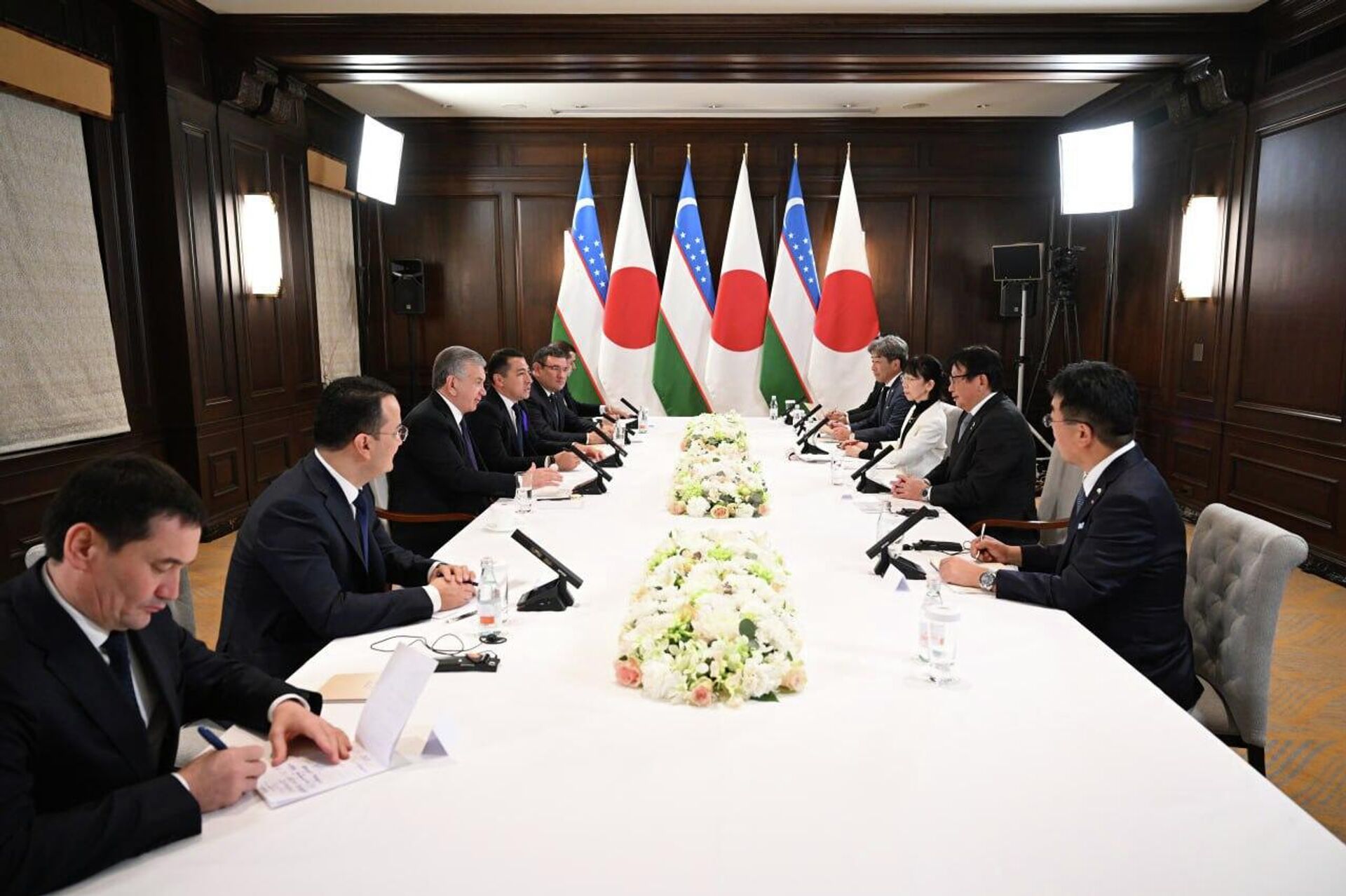 Shavkat Mirziyoyev provel vstrechi v ramkax delovoy programmi ofitsialnogo vizita v Tokio - Sputnik O‘zbekiston, 1920, 19.12.2025