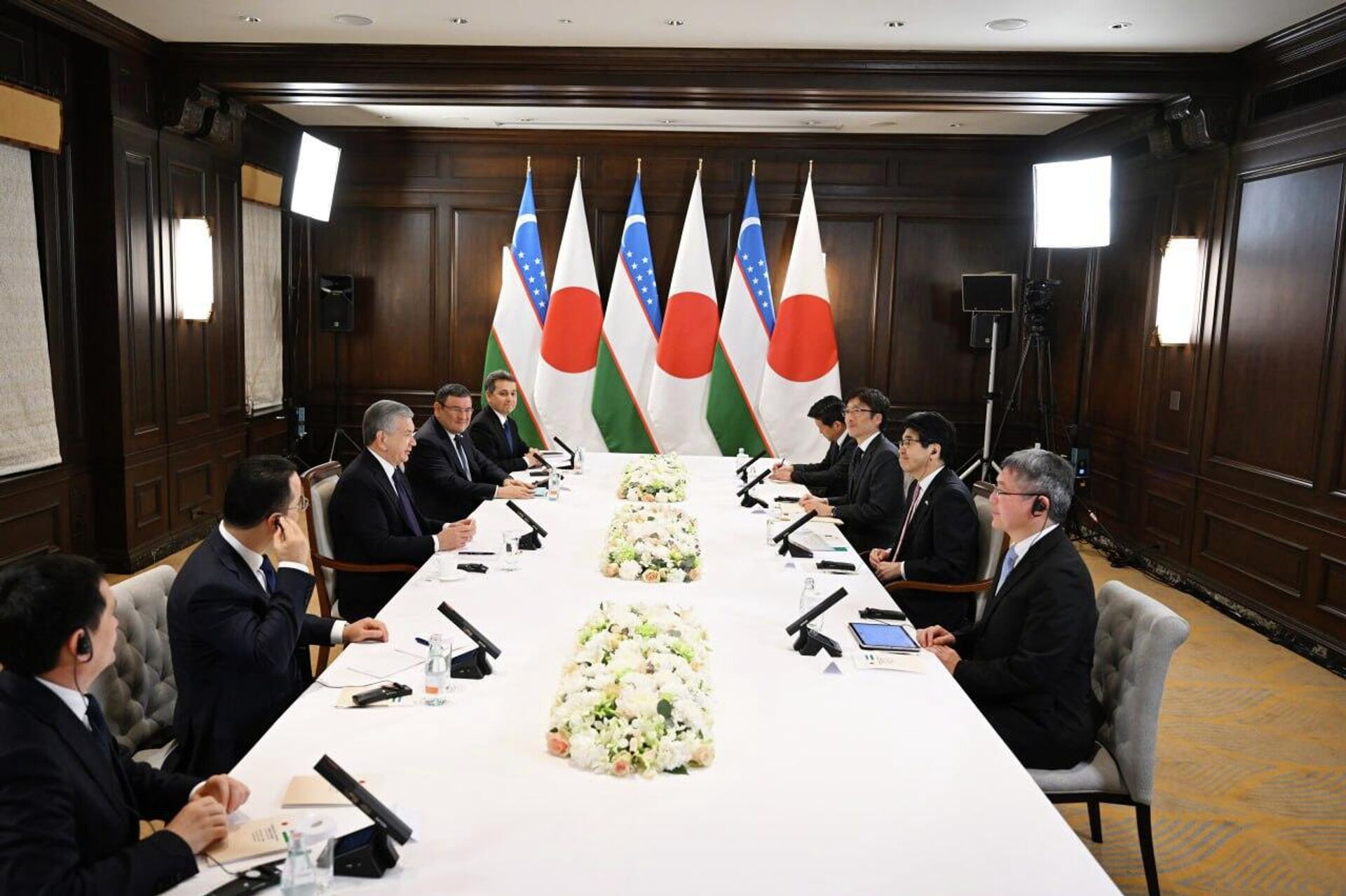 Shavkat Mirziyoyev provel vstrechi v ramkax delovoy programmi ofitsialnogo vizita v Tokio - Sputnik O‘zbekiston, 1920, 19.12.2025