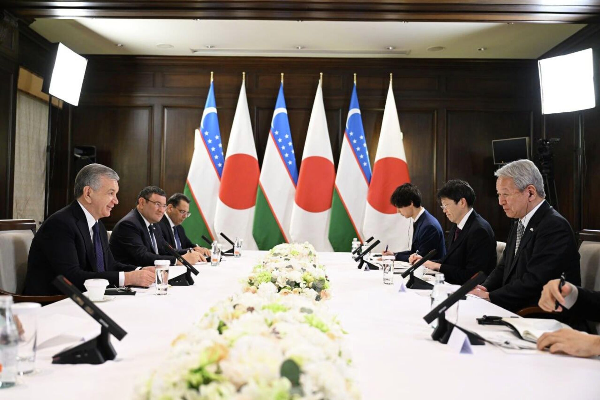 Shavkat Mirziyoyev provel vstrechi v ramkax delovoy programmi ofitsialnogo vizita v Tokio - Sputnik O‘zbekiston, 1920, 19.12.2025