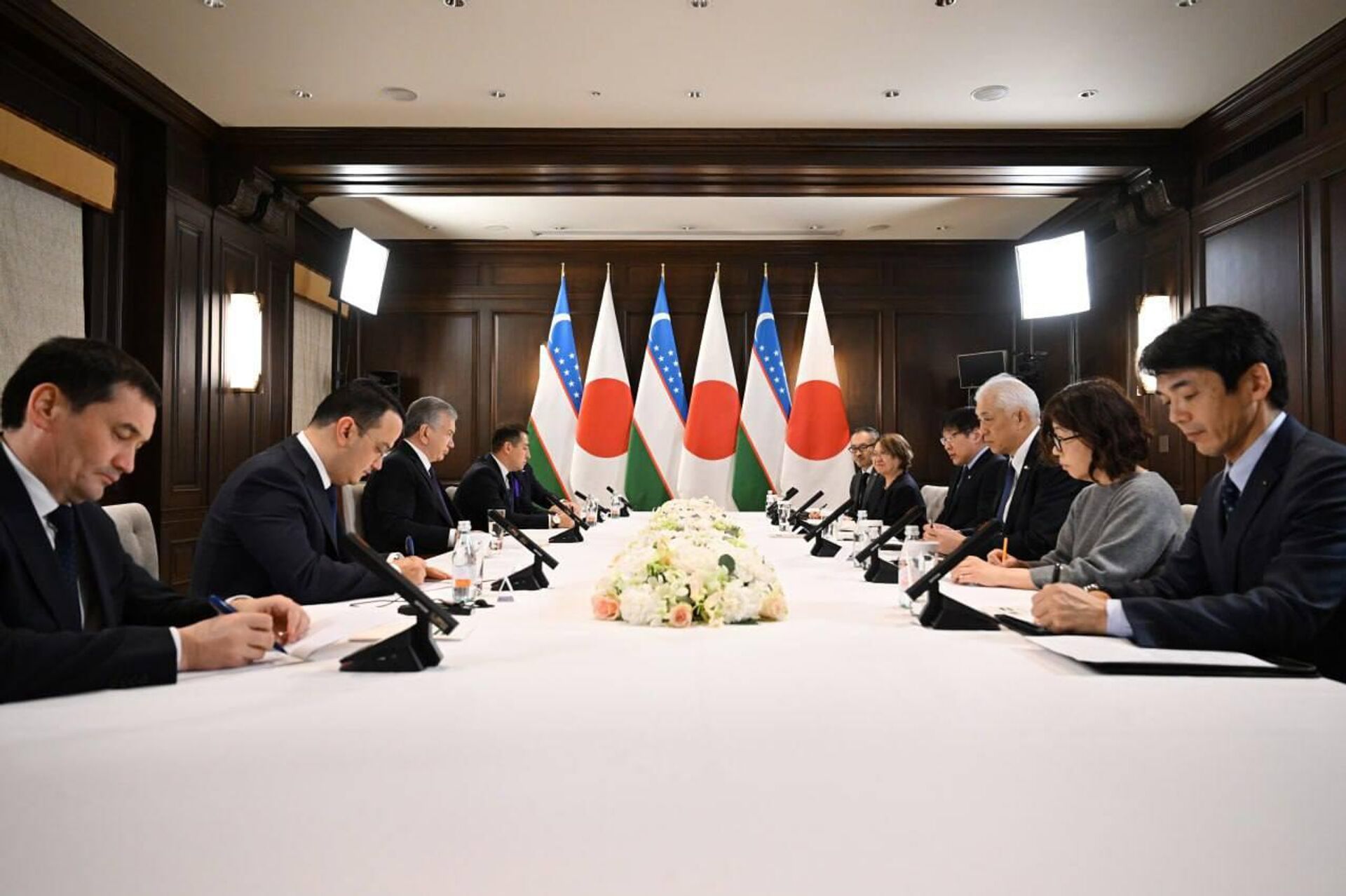 Shavkat Mirziyoyev provel vstrechi v ramkax delovoy programmi ofitsialnogo vizita v Tokio - Sputnik O‘zbekiston, 1920, 19.12.2025