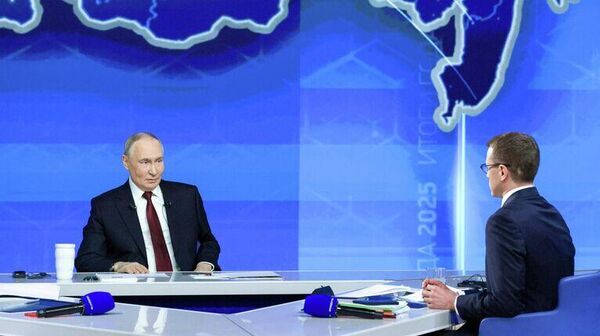 Prezident Rossii Vladimir Putin otvechayet na voprosi vo vremya spetsialnoy programmi Itogi goda - Sputnik O‘zbekiston