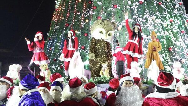 В Нурафшане зажгли огни главной 30-метровой новогодней елки Ташкентской области - Sputnik Узбекистан