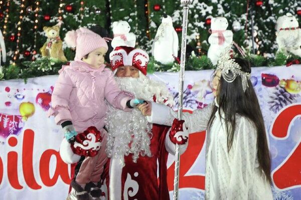 В Нурафшане зажгли огни главной 30-метровой новогодней елки Ташкентской области - Sputnik Узбекистан