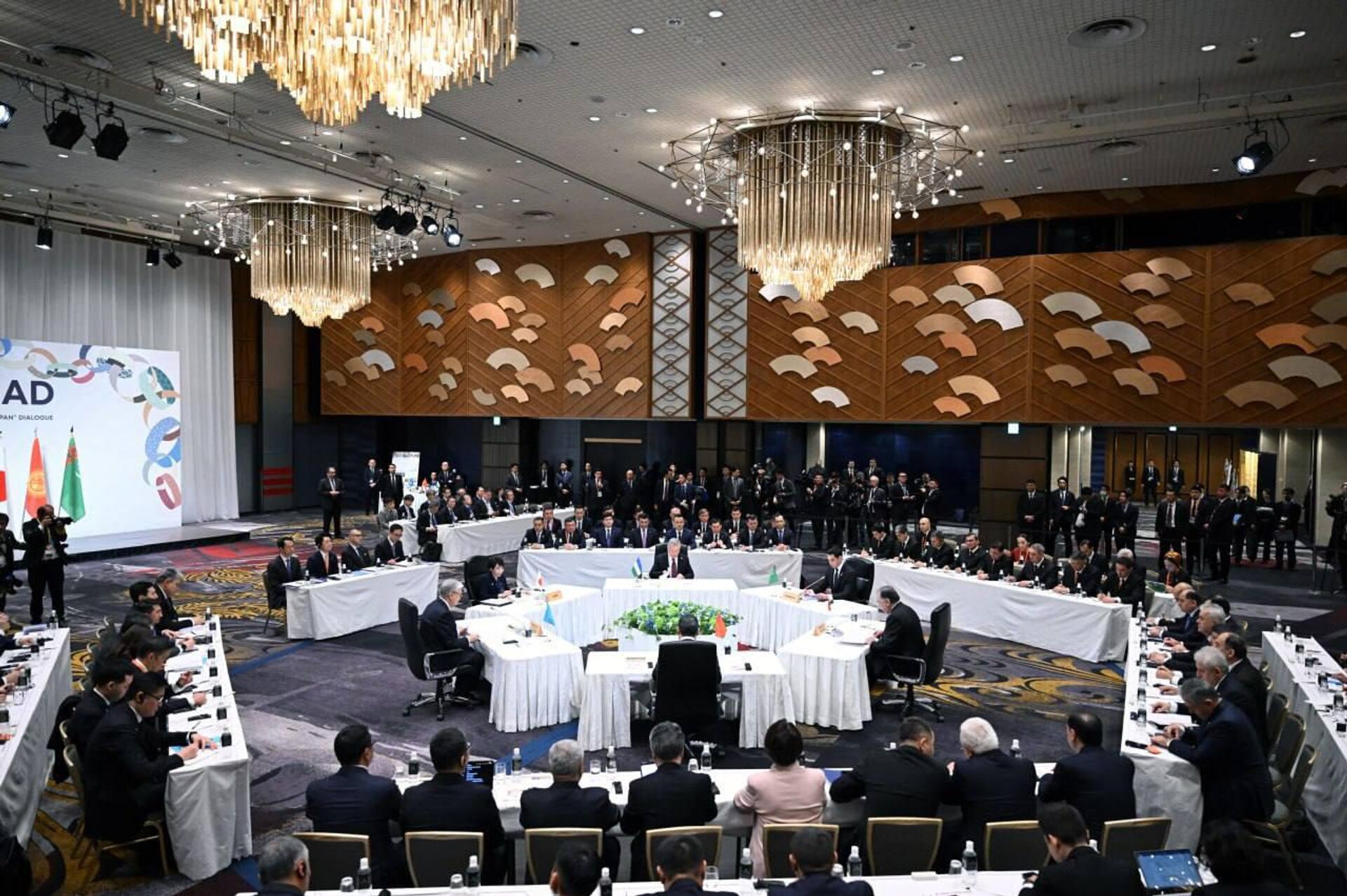 Шавкат Мирзиёев принял участие в первом саммите Диалога Центральная Азия + Япония. - Sputnik Узбекистан, 1920, 20.12.2025