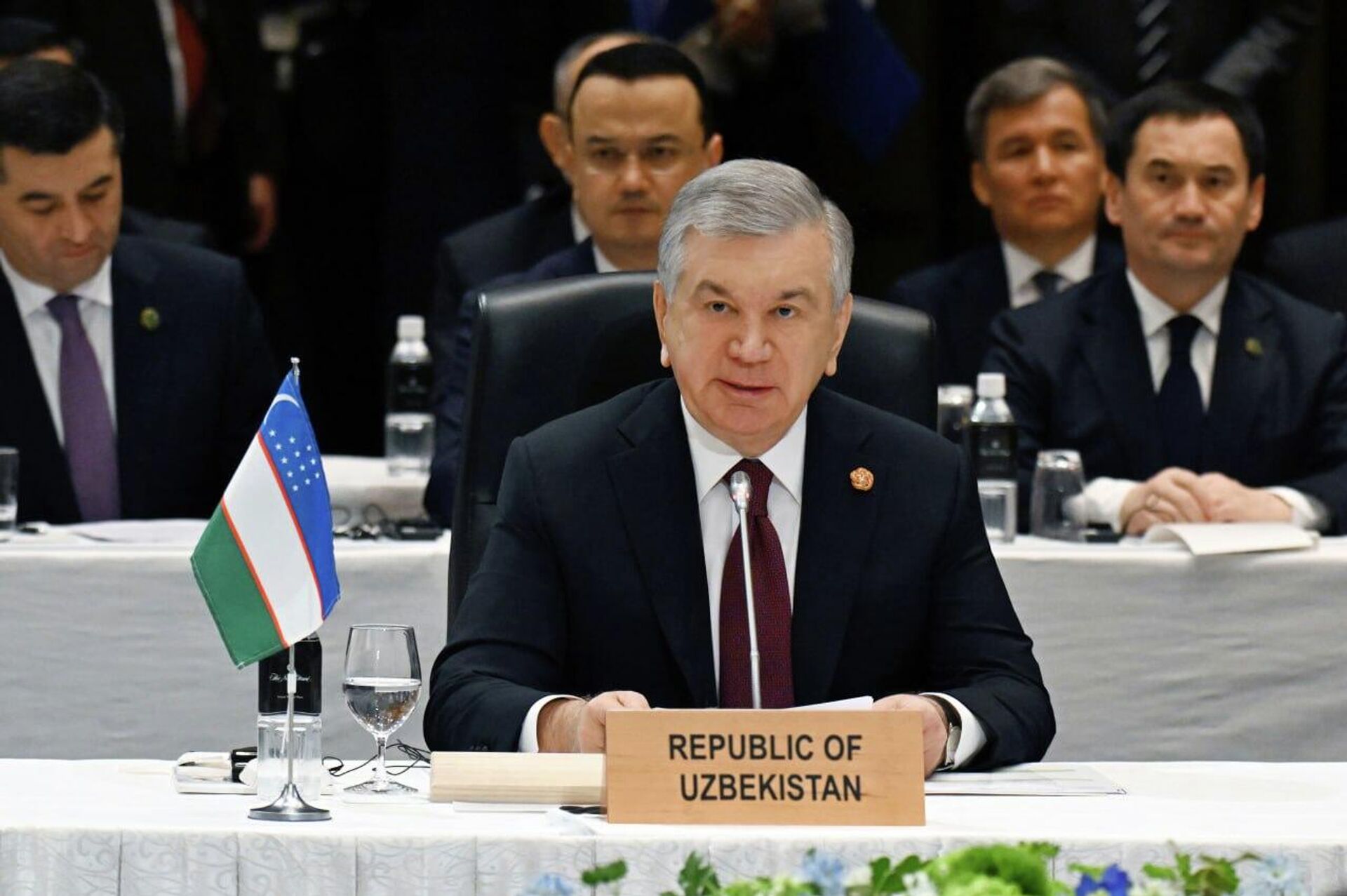 Шавкат Мирзиёев принял участие в первом саммите Диалога Центральная Азия + Япония. - Sputnik Узбекистан, 1920, 20.12.2025