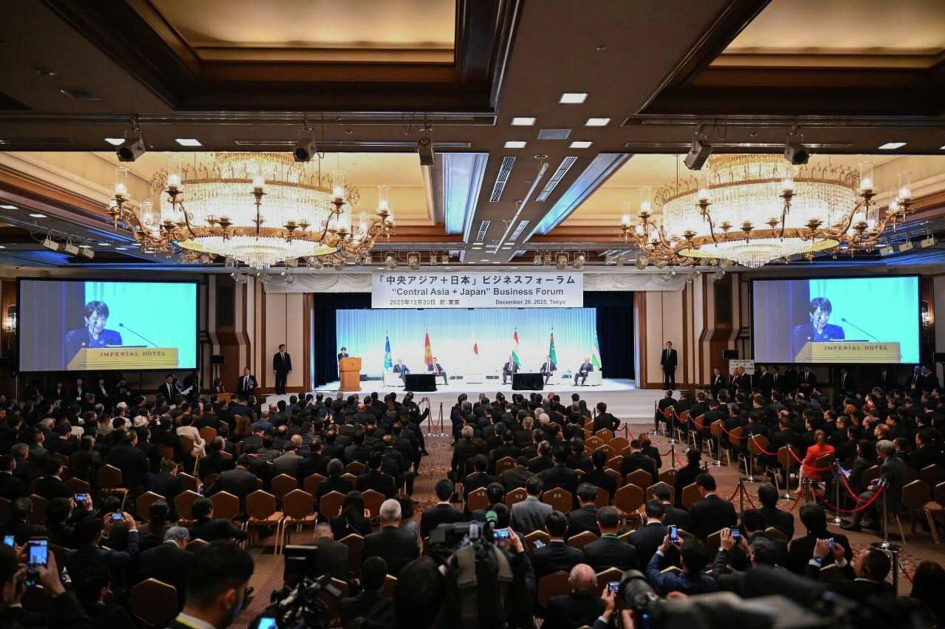 Шавкат Мирзиёев принял участие в первом саммите Диалога Центральная Азия + Япония. - Sputnik Узбекистан, 1920, 20.12.2025