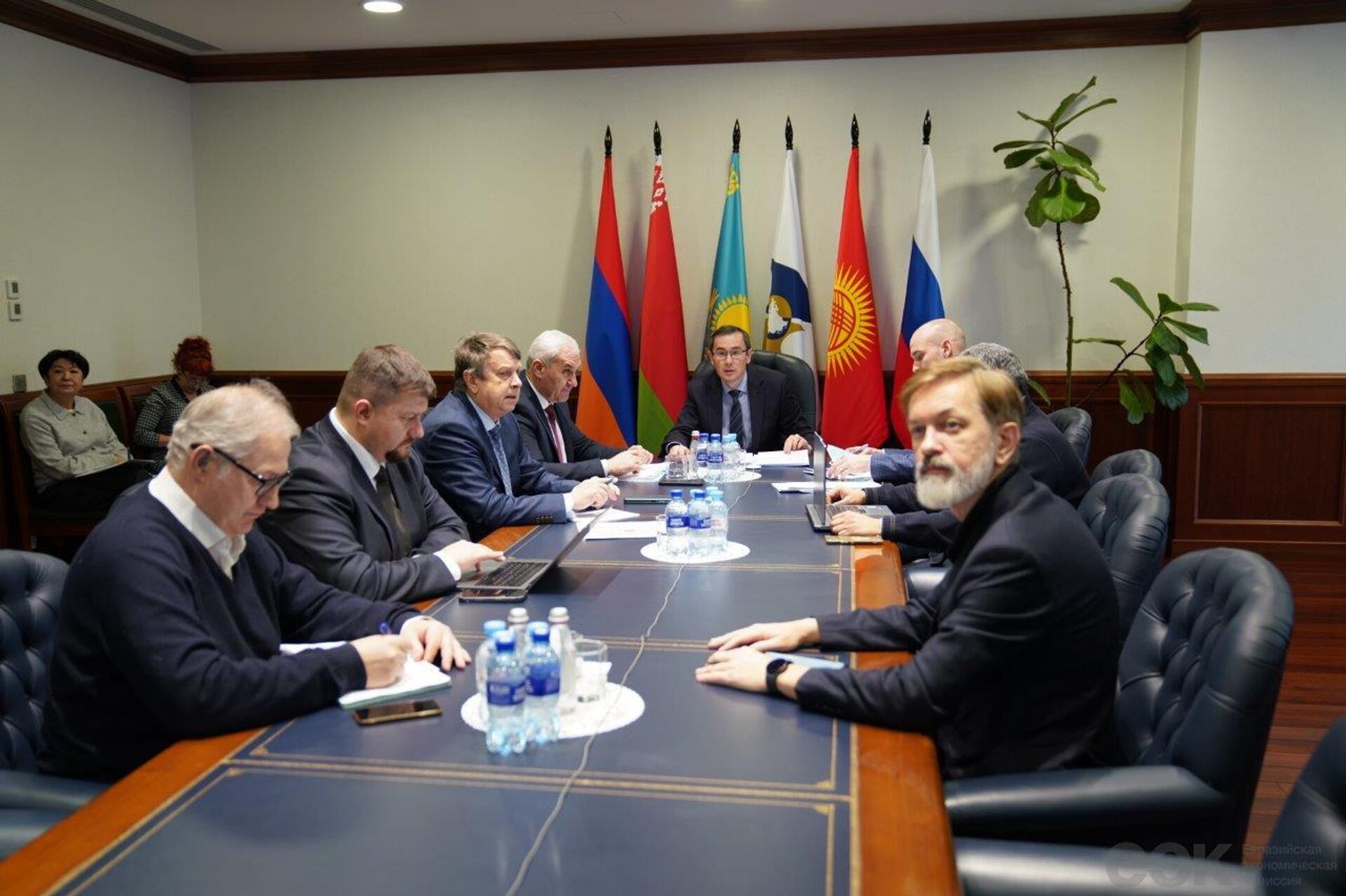 Заседание рабочей группы под председательством директора Департамента по транспорту и инфраструктуре ЕЭК Рустана Дженалинова. - Sputnik Узбекистан, 1920, 20.12.2025