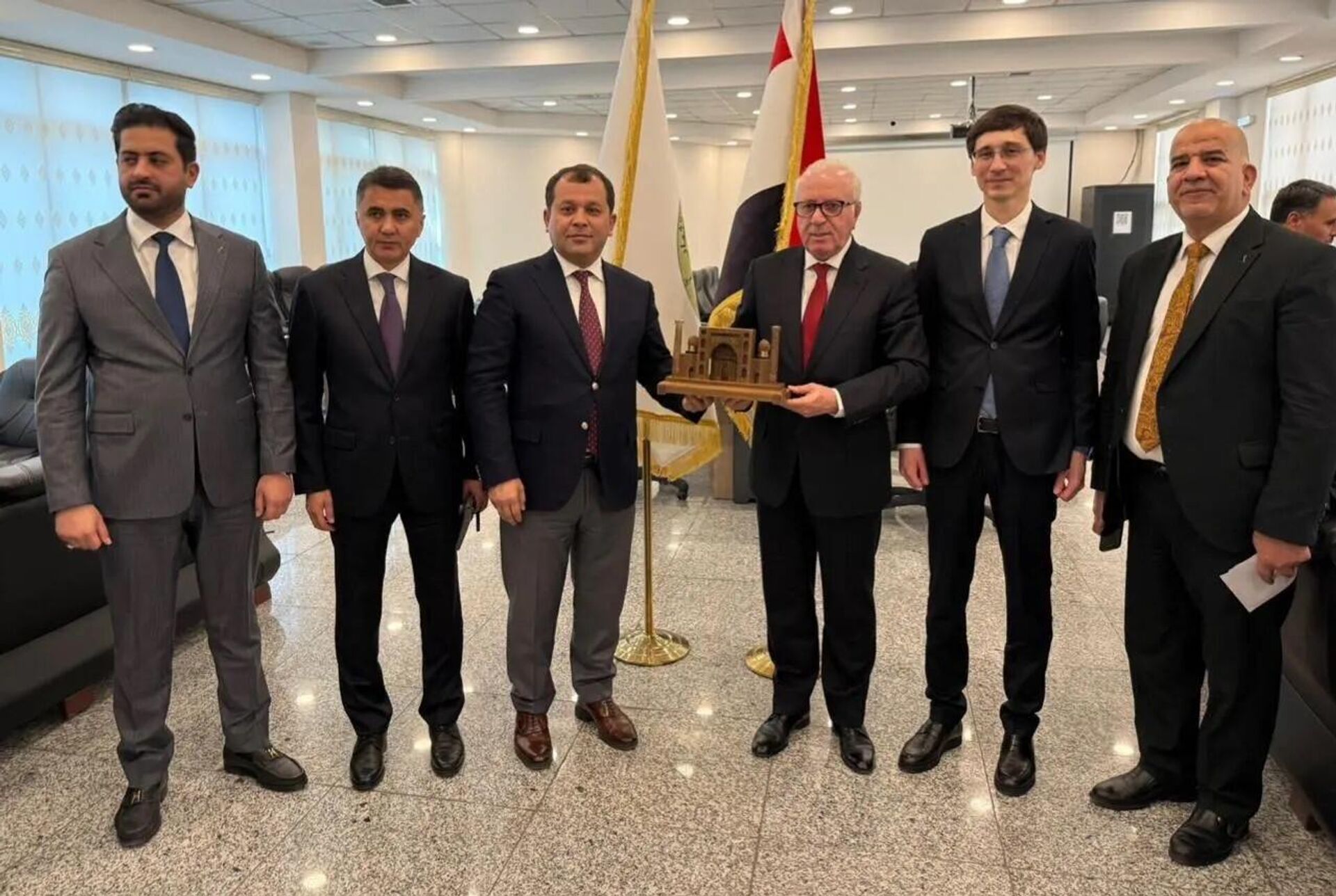 Узбекистан и Ирак обсуждают расширение торгово-экономического и промышленного сотрудничества
 - Sputnik Узбекистан, 1920, 24.12.2025