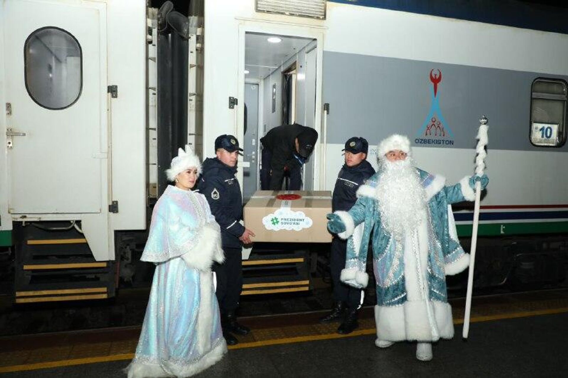 В Самарканде более тысячи детей пригласили на Президентскую елку - Sputnik Узбекистан, 1920, 24.12.2025