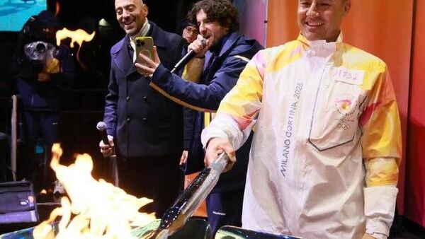 Главный тренер сборной Узбекистана по футболу Фабио Каннаваро пронес по территории Италии Олимпийский огонь Зимней Олимпиады-2026 - Sputnik Узбекистан