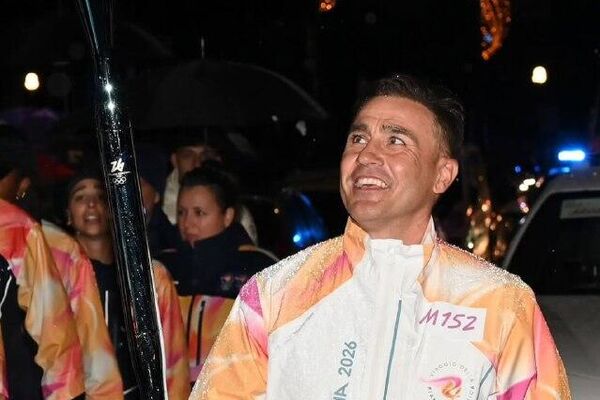 Главный тренер сборной Узбекистана по футболу Фабио Каннаваро пронес по территории Италии Олимпийский огонь Зимней Олимпиады-2026 - Sputnik Узбекистан